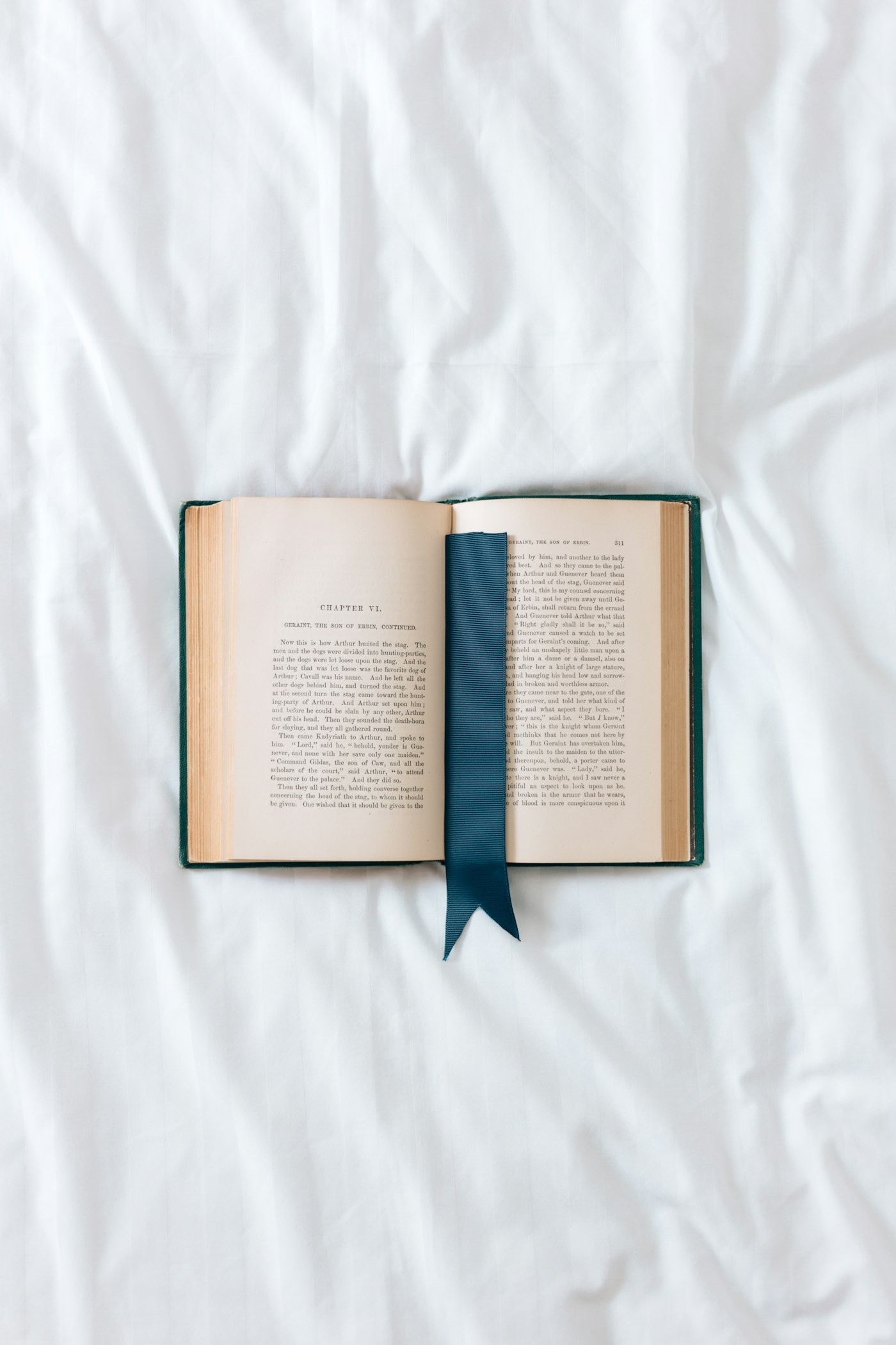 Libro aperto con un segnalibro su un tessuto